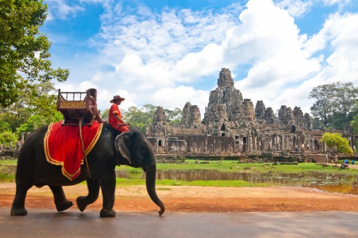 5 lugares imperdíveis na Ásia (e algumas alternativas menos lotadas de turistas) 4 Visitante no bayon em Angkor