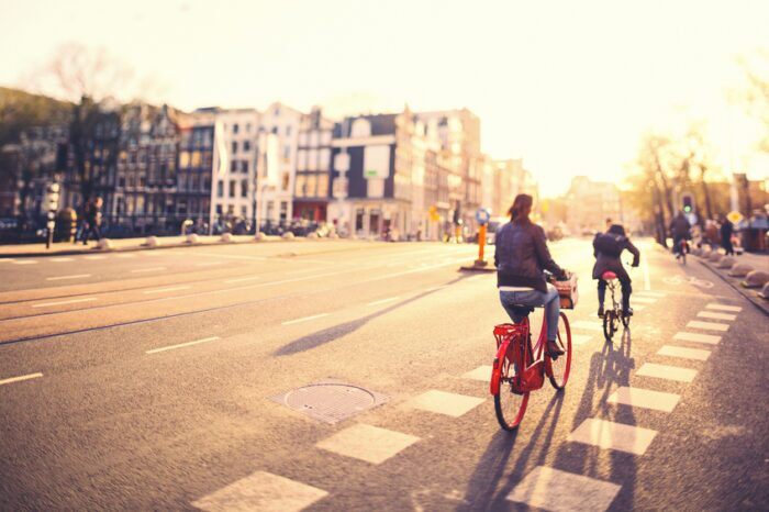5 roteiros fantásticos de bicicleta pela Europa 2 Pessoas em bicicletas em Amsterdam