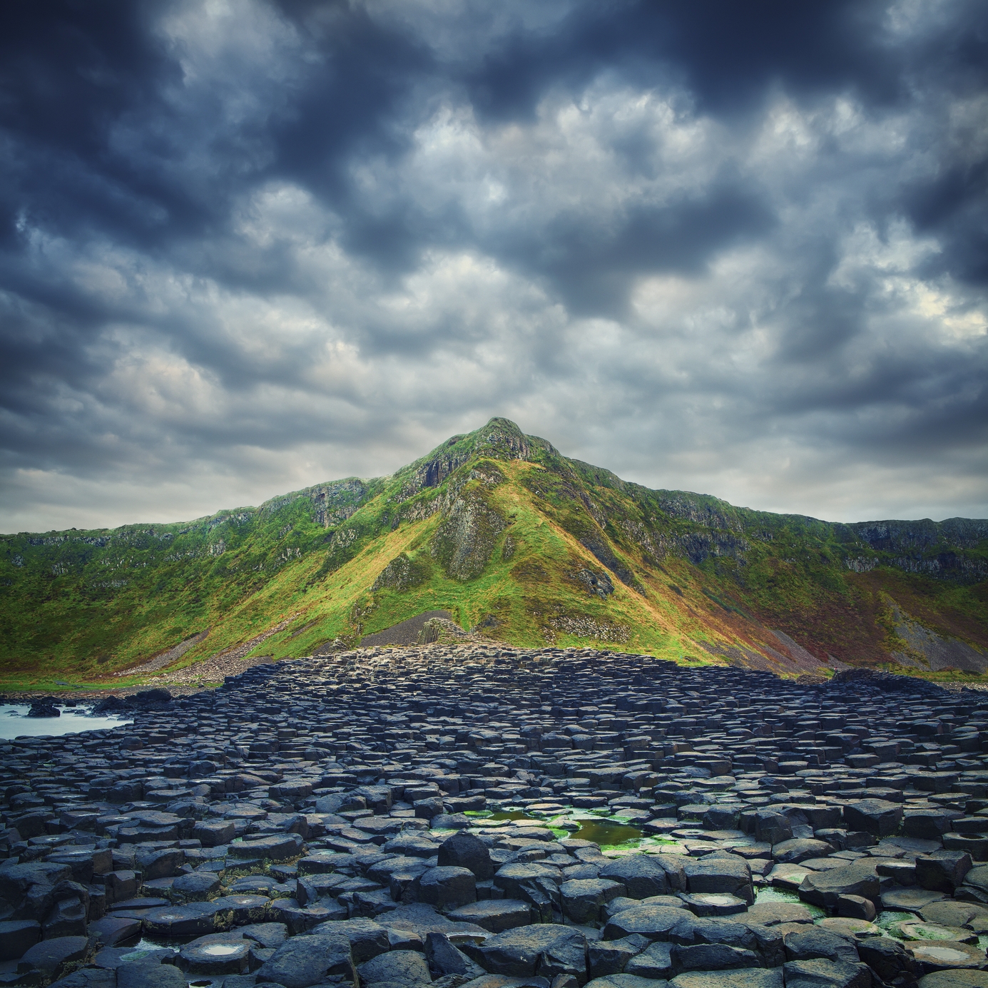 Calçada dos gigantes – Irlanda do Norte 2 Giant's Causeway, em um dia nublado