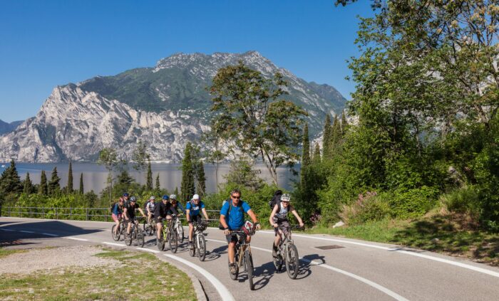 Os 5 melhores lugares da Itália para se conhecer pedalando 3 Grupo de ciclistas no Lago de Garda