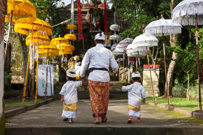 4 razões para visitar Bali 1 Homem com crianças, caminhando até a escada