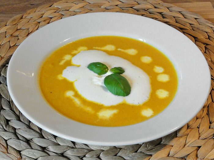 Tradições de Páscoa: saiba como o feriado é comemorado em outros países 2 Möhrencremesuppe