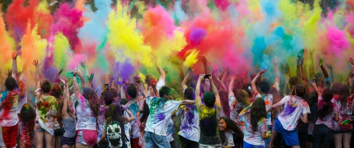 Tradições de Páscoa: saiba como o feriado é comemorado em outros países 6 Festival Holi