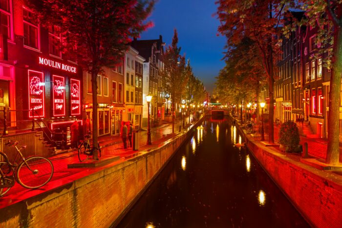Cinco lugares revitalizados para você visitar nas férias 4 <img src=”red-light-district-amsterdam.jpg