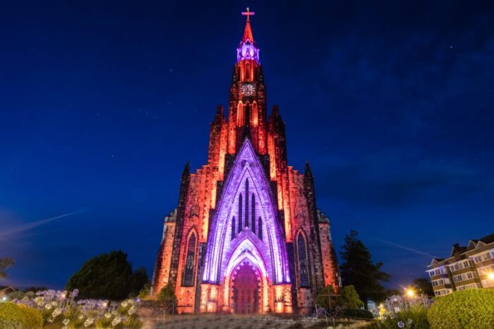 Foto da Catedral da canela e de seu jardim bonito em uma noite do céu estrelado Foto da Catedral da canela e de seu jardim bonito em uma noite do céu estrelado
