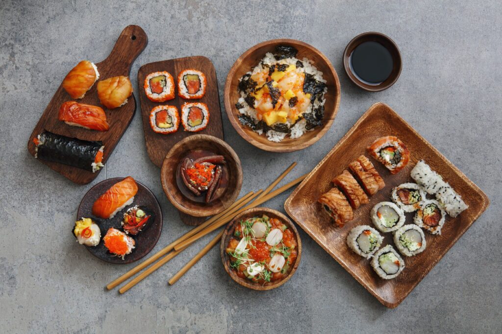 O que não fazer no Japão: 7 costumes para evitar em solo japonês 6 Molhar o arroz no molho shoyu - comida japonesa no Japão (Foto: iStock)